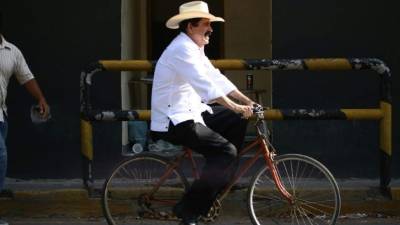 El expresidente bailó ayer en Catacamas junto a su hija Zoe Zelaya.