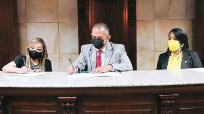 <b><span class=mln_uppercase_mln>Convenio.</span></b> Miriam Barahona, magistrada del TJE, y el rector de la UTH, Javier Mejía, en la firma.