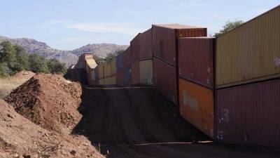 El gobernador de Arizona mandó colocar cientos de contenedores en la frontera para formar una barrera y evitar el ingreso de los inmigrantes.