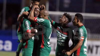 El colombiano Yustin Arboleda celebrando con sus compañeros el gol que le marcó al Olimpia y que le dio el triunfo al Marathón. Foto Juan Salgado