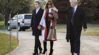 El presidente de Estados Unidos, Donald Trump, llegó anoche a Palm Beach (Florida), donde festejará este jueves el día de Acción de Gracias en compañía de su familia en su club Mar-a-Lago, que ya está rodeado de fuertes medidas de seguridad.