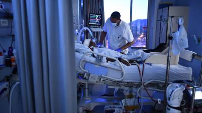 Las hospitalizaciones siguen en aumento en Reino Unido tras el repunte de contagios por ómicron.
