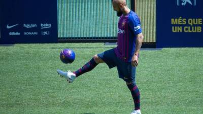 El centrocampista internacional chileno Arturo Vidal, durante la presentación esta mañana (mediodía en España) como nuevo jugador del FC Barcelona para las próximas tres temporadas en un acto celebrado en el Nou Camp. EFE/ Enric Fontcuberta.