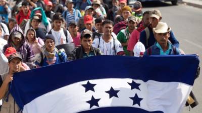 Grupos de migrantes centroamericanos continúan su recorrido por carreteras del estado Jalisco (México) hoy, lunes 19 de noviembre de 2018, para encontrarse con los cerca de cuatro mil que ya han arribado a la fronteriza Tijuana, donde prevén entrar a Estados Unidos. EFE/Francisco Guasco