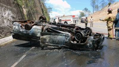 El automóvil quedó reducido a chatarra debido a la magnitud del incendio.