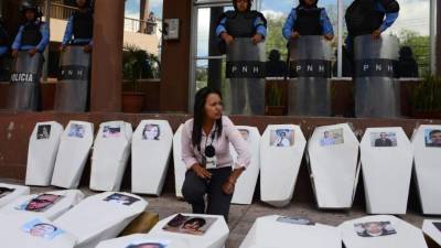 Féretros son puestos frente a las instalaciones del Ministerio Público en señal de protesta. AFP.