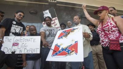 Los afroamericanos en Estados Unidos han montado una campaña para que el Gobierno elimine las banderas confederadas en los estados del sur.
