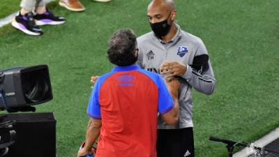 Thierry Henry saludando a Pedro Troglio antes del inicio del partido.