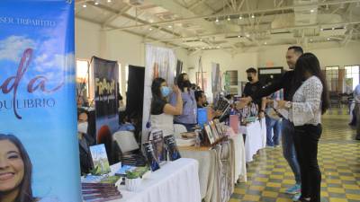 Positivo. Cientos de personas se hicieron presentes para adquirir uno de los tantos libros expuestos. El evento continuará este sábado 15 y domingo 16 de octubre.