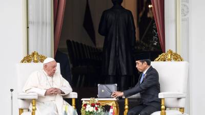 El papa Francisco, durante su viaje a Indonesia, charla con el presidente indonesio, Joko Widodo, en el Palacio Presidencia de Yakarta.
