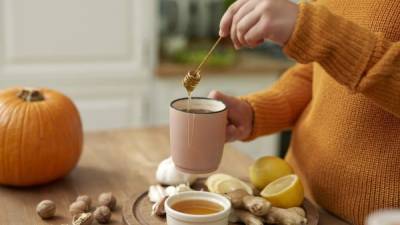 La miel, jenjibre y la menta son excelentes para mejorar los síntimas de la gripe.