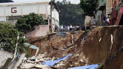 Zona cero de la falla geológica que provocó el colapso de varias viviendas en la colonia Guillén de Tegucigalpa. Fotografía: EFE