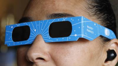Expertos piden utiliza<b>r</b> gafas para eclipses para ver el fenómeno ya que mirar directamente al sol puede<b> </b>dañar los ojos.
