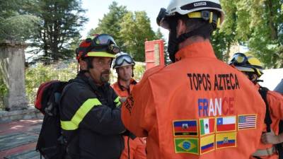 Miembros de la brigada internacional de rescate viajaron a Italia para unirse a la búsqueda de supervivientes.