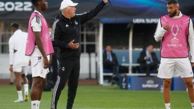 Ancelotti y Tchouaméni durante los entrenamientos del Real Madrid.