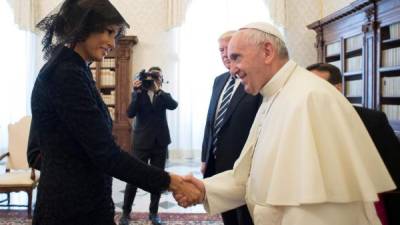 La primera estadounidense saluda al Papa Francisco en el Vaticano.