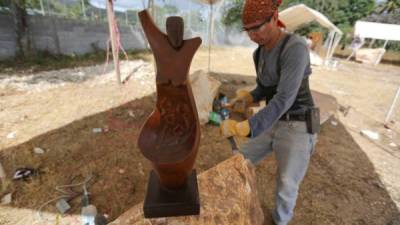 El escultor hondureño Miguel Núñez muestra su maqueta con la cual elaborará su escultura en piedra.