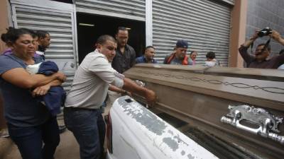 Jorge Alberto Reyes Munguía fue retirado de la morgue por familiares y amigos luego que se le practicara la autopsia.