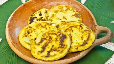 Sigue la receta paso a paso del Chef Espinal y la Chef Boquín, y disfruta de un sabor tradicional con un toque especial.