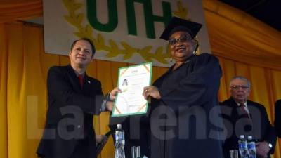Doña Orfilia de Palacios se graduó de Licenciada en Derecho. Foto Samuel Zelaya