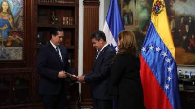 Momento en el que el embajador Sandoval entregaba sus cartas credenciales en manos del presidente Juan Orlando Hernández