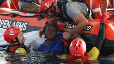 Miembros de la ONG española Proactiva Open Arms rescatan a una mujer migrante camerunesa. AFP/Archivo