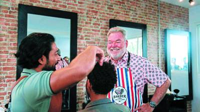 El alcalde Roberto Contreras inauguró las academias que serán dirigidas por el estilista reconocido Justo Mayorga.