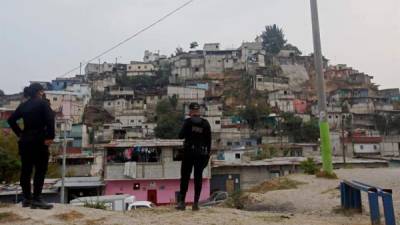 Policías patrullan durante la jornada de toque de queda este miércoles en el asentamiento La Limonada en Ciudad de Guatemala (Guatemala). EFE/Esteban Biba