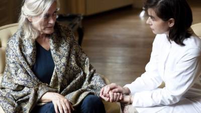 Las personas con el mal de Alzheimer mantiene sus sentimientos, no son afectados por el olvido.