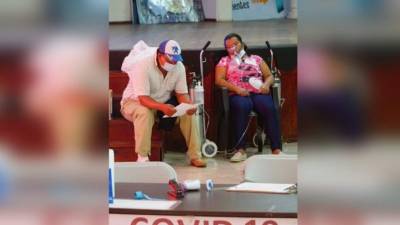 Una paciente con covid-19 es atendida en el triaje del Colegio de Ingenieros.Foto:Amílcar Izaguirre.