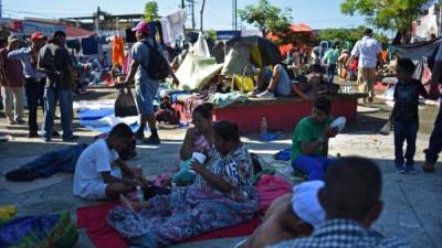 Migrantes descansan en Huixtla, Chiapas, en su camino hacia Estados Unidos.