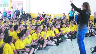 Mary McBride canta ante los estudiantes. Foto J.Monzón