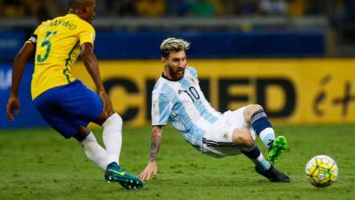 Argentina de la mano de Messi no levanta cabeza y fueron goleados 3-0 a manos de Brasil la noche del jueves. En estos momentos se encuentran fuera del Mundial de Rusia 2018.