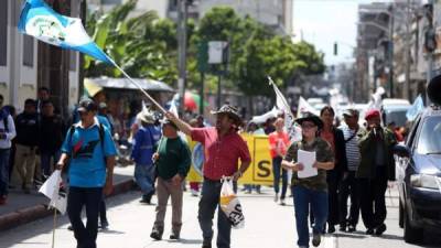 Decenas de campesinos marchan frente al Congreso en Ciudad de Guatemala. EFE