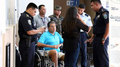 El exdiputado José Ángel Saavedra mientras estaba detenido en el aeropuerto sampedrano.