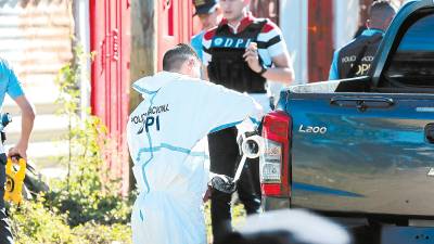 <b><span class=mln_uppercase_mln>Escena.</span></b> Especialistas de la DPI inspeccionan un vehículo.