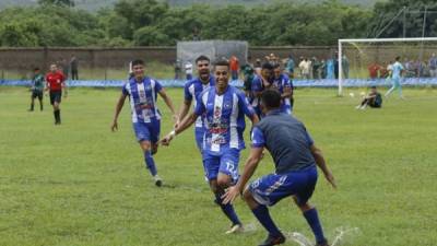 El jugador Yosimar Maradiaga celebra con sus compañeros luego de anotar el segundo gol contra Pinares.