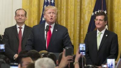 El presidente Trump junto al gobernador de Puerto Rico, Luis Rivera Marin, y el secretario de Trabajo estadounidense, Alex Acosta, durante la celebración de la hispanidad en la Casa Blanca./AFP.