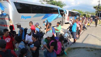 Los migrantes fueron trasladados en autobuses a albergues en varios estados de México.