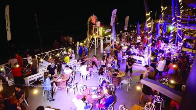 En las playas de El Tunco, sobre todo en la zona de Surf City, hay ambiente de turistas extranjeros y nacionales casi toda la semana. En Ilopango y Soyapango, la actividad nocturna también es fuerte.