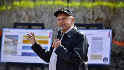 El mandatario mexicano Andrés Manuel López Obrador, durante un recorrido por el complejo aeroportuario en Santa Lucia municipio de Zumpango, en el Estado de México. EFE