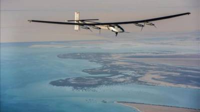 El avión 'Solar Impulse II' despegó hoy del aeropuerto de Al Batin, en la capital de los Emiratos Árabes Unidos, para hacer historia dando la vuelta al mundo en 12 etapas sin combustible, propulsado únicamente por la energía solar.
