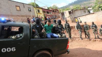 A unos metros de la escena del crimen fueron capturados dos sospechosos del crimen, entre ellos el niño de 12 años.