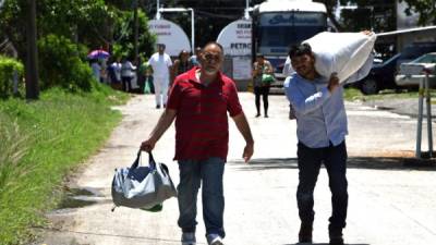 Dos de los deportados que llegaron a San Pedro Sula el viernes pasado en uno de los dos vuelos que mandó Estados Unidos.