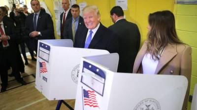 Un Trump sereno acudió a las urnas en uno colegio electoral de Nueva York.
