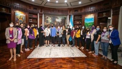 Xiomara Castro también recibió este martes a un grupo de mujeres en Casa Presidencial, las cuales presentaron varias propuestas para fomentar la participación de las féminas en distintos campos de la sociedad.