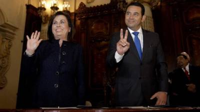 La candidata a la presidencia Sandra Torres de la Unión Nacional de la Esperanza (UNE) y el también candidato Jimmy Morales del Frente de Convergencia Nacional (FCN), acudieron el pasado jueves a una reunión convocada por el presidente de Guatemala Alejandro Maldonado en el Palacio Nacional, en la cual firmaron un convenio para la transparencia y para la fortalecimiento de la Superintendencia de Administración Tributaria en Ciudad de Guatemala.