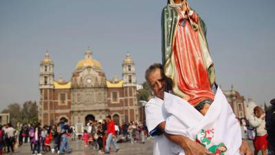 Cientos de personas llegan a las inmediaciones de la Basílica de Santa María de Guadalupe, en Ciudad de México Foto: EFE
