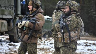 Militares de la OTAN realizan maniobras ante el incremento de la escalada entre Rusia y Ucrania.
