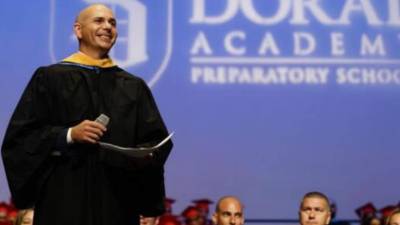 El rapero Pitbull emocionado al recibir el “grado honorífico”.